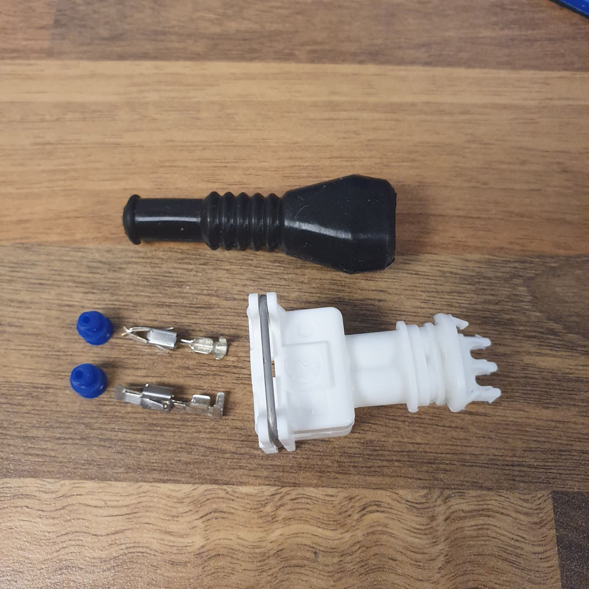 Fuel injector connector with boot - Amp Junior Power Timer 2 Way EV1 JPT - Bosch BLACK EV1